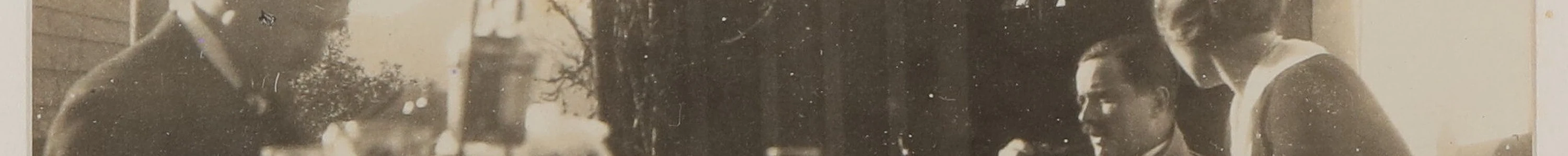 BannerHugo und Gerty mit Carl Burckhardt vor dem Haus in Altaussee